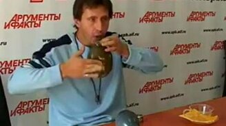 Мастер игры на фляжке - смотреть видео (0:45)