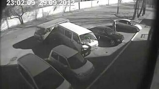 Двойной провал на парковке - смотреть видео (0:50)