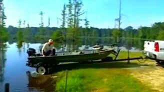 Трудно быть репортёром-натуралистом - смотреть видео (3:01)