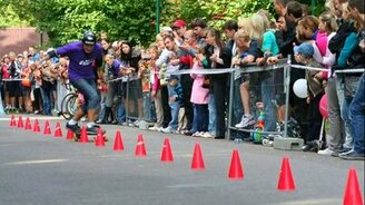 Рекорд слалома на скейте - смотреть видео (0:51)