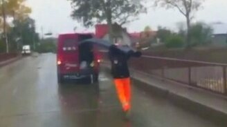 Поляки перевозят трубы - смотреть видео (0:46)