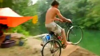 С трамлина в речку на велике - смотреть видео (0:37)