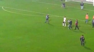 Футболист заводит фанатов - смотреть видео (0:50)