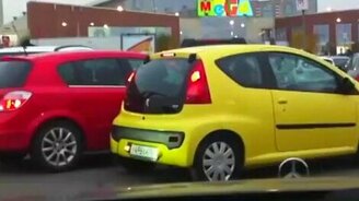 Две мымры на парковке - смотреть видео (2:04)