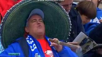 Фанат с трубкой мира - смотреть видео (0:16)