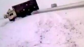 Скользкая русская дорога - смотреть видео (0:56)