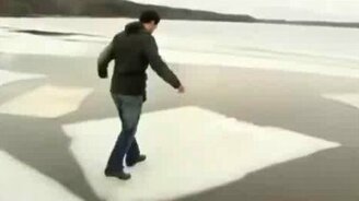 Хождение по льдинам - смотреть видео (0:47)