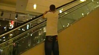 Оригинальный метод проехаться на эскалаторе - смотреть видео (0:23)