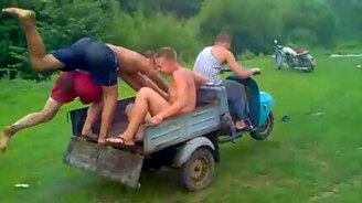 Поставили мотороллер на козла - смотреть видео (0:33)