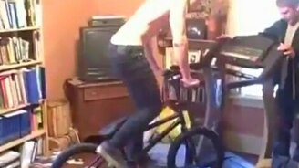 На ВМХ по беговой дорожке - смотреть видео (0:16)