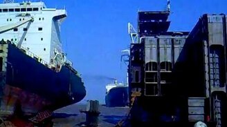 Неудачно припарковал свой лайнер - смотреть видео (1:11)