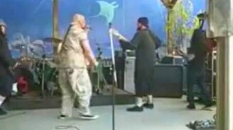 Гитарой по лицу - смотреть видео (0:28)