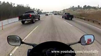 Мотоциклист против матраса - смотреть видео (0:53)