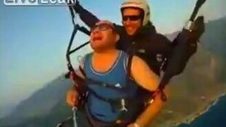 Что делает с людьми страх высоты - смотреть видео (0:59)