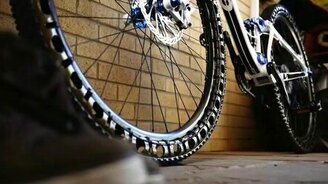 Велосипед с металлическими шинами - смотреть видео (3:05)