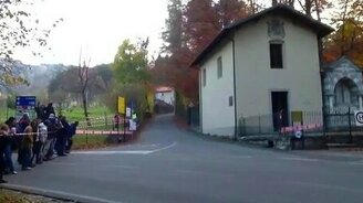 Чуть не снёс угол дома - смотреть видео (0:15)