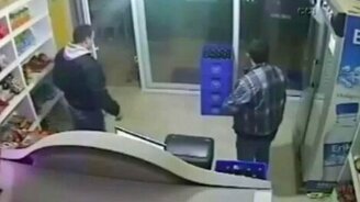 Два мужика против крысы - смотреть видео (0:50)