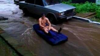 Человек-поплавок - смотреть видео (1:04)