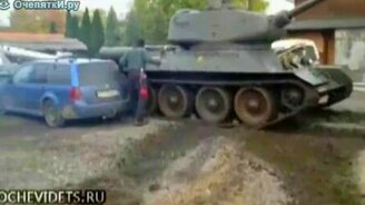 Неудачная парковка на танке - смотреть видео (0:38)