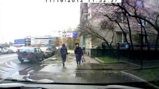 Так вот, кто авто царапает - смотреть видео (0:20)