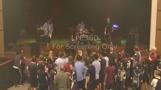 Гитарист перепрыгнул поклонников - смотреть видео (0:30)