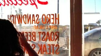 Двуногий робот на улице - смотреть видео (0:27)