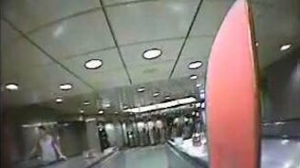 На лыжах по эскалатору метро - смотреть видео (0:57)