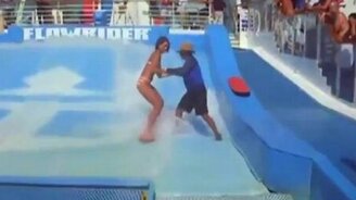 Девушка - начинающий сёрфер - смотреть видео (0:28)