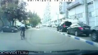 Запрыгнул на машину на велике - смотреть видео (0:08)