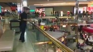 Прыжок с третьего этажа в супермаркете - смотреть видео (0:36)