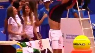 Массаж от болельщиц - смотреть видео (1:00)