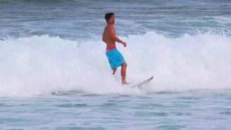 Неожиданный бэкфлип сёрфингиста - смотреть видео (0:41)