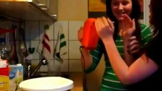 Девки миксером игрались... - смотреть видео (0:43)