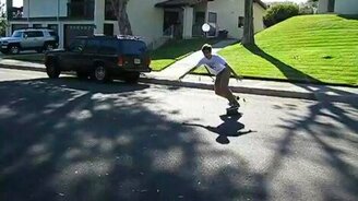 Спуск скейтера по травяному склону - смотреть видео (0:09)