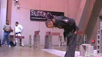 Каратист против бетона - смотреть видео (0:55)