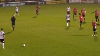 Поскользнулся - получи гол в ворота - смотреть видео (0:45)