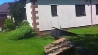 Перелёт машины через человека - смотреть видео (0:15)