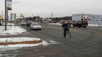 С оленем на велосипеде - смотреть видео (0:20)