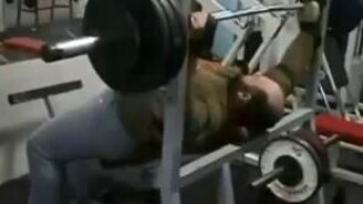 Необычная техника подъёма штанги - смотреть видео (0:44)