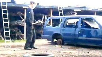 Монтажная пена в руках идиота - смотреть видео (0:55)