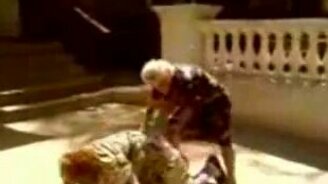 Драка бабушек - смотреть видео (1:30)