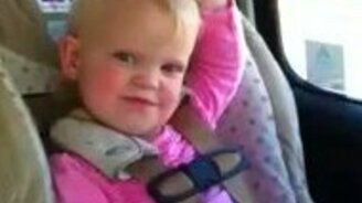 Девчушка танцует в автокресле - смотреть видео (1:52)