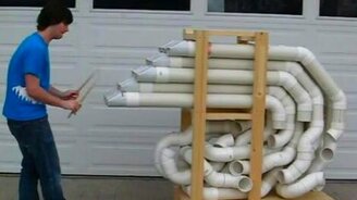 Барабанщик пластиковых труб - смотреть видео (2:56)