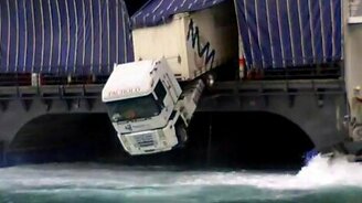 Грузовик чуть не выпал - смотреть видео (2:44)