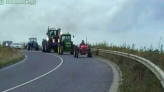 Вас когда-нибудь обгонял трактор - смотреть видео (1:00)