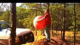 Джип против гимнастического мяча - смотреть видео (1:13)