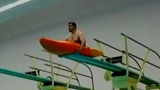 Парень в каяке прыгает с вышки - смотреть видео (0:40)