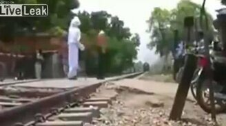 Индийский дед против локомотива - смотреть видео (0:32)