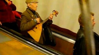 Балалайка играет в метро - смотреть видео (1:09)