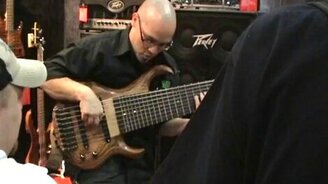 Бас-гитара с девятью струнами - смотреть видео (0:42)